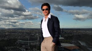 Άγαλμα του «Βασιλιά του Μπόλιγουντ» σε πλατεία στο Λονδίνο