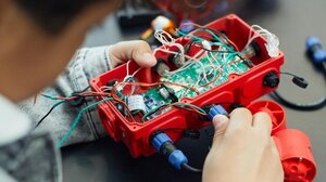 Παιδιά στο φάσμα του αυτισμού ξεκίνησαν μαθήματα ρομποτικής στο εργαστήριο RoboAutism