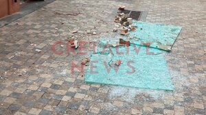 Χερσόνησος: από θαύμα δεν υπήρξαν περισσότερα θύματα από την πτώση της γυάλινης πρόσοψης του μπαλκονιού!