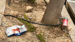 Δεν μας έφταναν οι "πνιγμένοι" κάδοι απορριμμάτων, γέμισε σκουπίδια και το κέντρο 