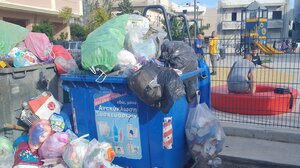Οι χώροι γύρω από την παιδική χαρά "πνίγηκαν" στα σκουπίδια