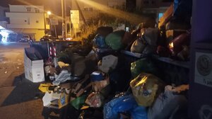 Συνεχίζονται οι διαμαρτυρίες των πολιτών για τα σκουπίδια