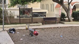 Εικόνα εγκατάλειψης παρουσιάζει η παιδική χαρά απέναντι από την Καθολική Εκκλησία