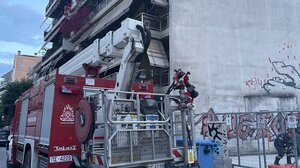 Λάρισα: Άνδρας απειλεί να πέσει από μπαλκόνι πολυκατοικίας