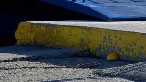 Πρόσκρουση πλοίου στο λιμάνι της Τήνου