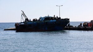 Υπό συνθήκες καύσωνα …υγειονομική βόμβα οι περίπου 140 μετανάστες στο λιμάνι Ηρακλείου!