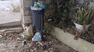 Ένας απέραντος σκουπιδότοπος απέναντι από σχολείο