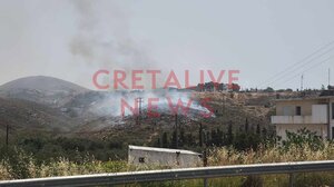 Φωτιά στον Καρτερό: Η πυροσβεστική πρόλαβε τα χειρότερα (video)