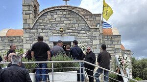 Μεσαρά: Ήταν όλοι εκεί για το στερνό αντίο στον αγαπητό Μιχάλη - Βίντεο