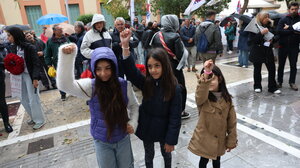 Υπό βροχή οι συγκεντρώσεις για την Πρωτομαγιά στο Ηράκλειο