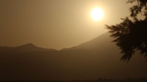 Καιρός: Έρχονται μαζί με ... αφρικανική σκόνη τα πρώτα 30άρια