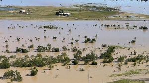 Ένας νεκρός, 50.000 εγκλωβισμένοι εξαιτίας πλημμυρών στην ανατολική Αυστραλία