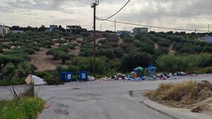 "Εδώ θα φτάσουν τα μηχανήματα για την αποκομιδή των απορριμμάτων ή μας ξέχασαν;"