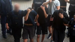 Ελεύθεροι με όρους 13 ανήλικοι κι ένας ενήλικας για την υπόθεση της ακροδεξιάς οργάνωσης