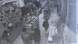 Άλιμος: Φωτογραφίες ντοκουμέντο με άνδρα να κρατά αγκαλιά το βρέφος στο σούπερ μάρκετ