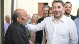 Η περιοδεία Ανδρουλάκη "ζέστανε" το κλίμα πριν τη συνδιάσκεψη