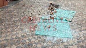 Σταθερή αλλά κρίσιμη η κατάσταση του 49χρονου που τραυματίστηκε από το γυάλινο μπαλκόνι