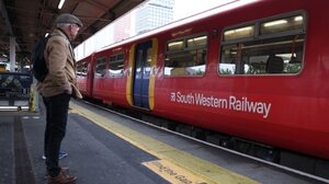 Βρετανία: Η εταιρεία South Western Railway είναι η πρώτη σιδηροδρομική εταιρεία που περνά από σήμερα στον έλεγχο του δημοσίου