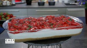 Δροσερό Cheesecake γιαουρτιού με σιρόπι φράουλας