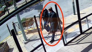 Μαρούσι: Βίντεο καταγράφει τον «δράκο» με την καπαρντίνα που παρενοχλεί ανήλικες