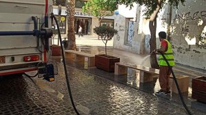 Επιχείρηση "φασίνα" στους δρόμους του Ηρακλείου, μετά τη λασποβροχή