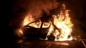 Το σταθμευμένο αυτοκίνητο τυλίχθηκε στις φλόγες