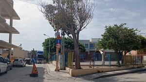 Εργοτάξιο και ... λόφοι από σκουπίδια έξω από δύο δημοτικά του Ηρακλείου!