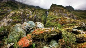 Τραυματίστηκε μετά από πτώση σε δύσβατο σημείο 