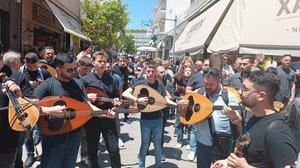 Στο κέντρο του Αμαρουσίου στήθηκε το γλέντι των φιλάθλων του ΟΦΗ - Βίντεο 