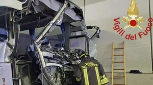 Ιταλία: Φονική σύγκρουση φορτηγού με σχολικό λεωφορείο – Νεκρή μία δασκάλα