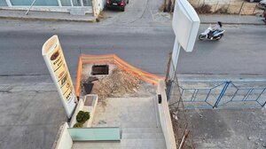 Ξεκίνησαν τα έργα, απέκλεισαν την είσοδο της πολυκατοικίας!