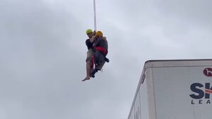 ΗΠΑ: «Δε θέλω να πεθάνω» – Δραματική διάσωση οδηγού νταλίκας που κρεμόταν από γέφυρα - Βίντεο