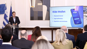 KidsWallet: Ψηφιακό μπλόκο σε τσιγάρα, αλκοόλ και μπαρ για ανηλίκους – Όσα ορίζει το νέο ΦΕΚ