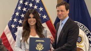 Πτυχιούχος η Κίμπερλι Γκίλφοϊλ: Αποφοίτησε από τη Σχολή των Πρέσβεων λίγο πριν έρθει Αθήνα