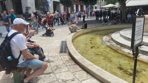 Σουβλάκι με θέα ... τον βούρκο στα Λιοντάρια!