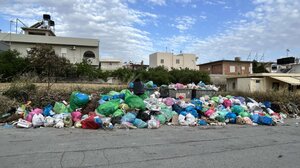 Τα σκουπίδια... περιμένουν στις Μεσαμπελιές