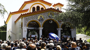 Το τελευταίο αντίο στον Πέτρο Μολυβιάτη – Τυλιγμένη με την ελληνική σημαία η σορός του