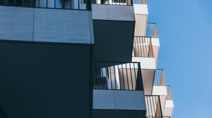 Άνδρας απειλεί να πέσει από την ταράτσα στο κτίριο της πολεοδομίας στην Ομόνοια