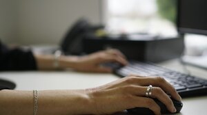  Αυξήσεις μισθών και αναδρομικά από Ιούνιο για 40.000 δημοσίους υπαλλήλους