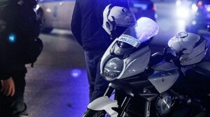 Είδε τον κλέφτη να μπαίνει στο σπίτι της και να αρπάζει το κινητό και το πορτοφόλι της