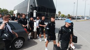 ΟΦΗ: Με ευχές και συνθήματα έφτασε η αποστολή στο αεροδρόμιο Ηρακλείου