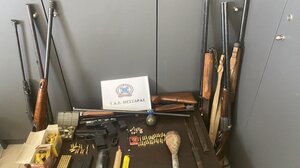 "Ετοιμοπόλεμοι" πατέρας και γιος - Είχαν στα σπίτια τους "μίνι" οπλοστάσια