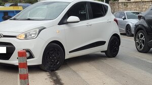 "Αγνόησε τα κολονάκια, πάρκαρε στη μέση του δρόμου και πάνω σε διάβαση για να κάνει τη δουλειά του!"