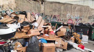 Γέμισε σκουπίδια (και) το πάρκινγκ μηχανών