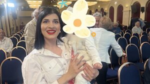 Η μασκότ της συνδιάσκεψης του ΠΑΣΟΚ, η… Βασιλιάνα