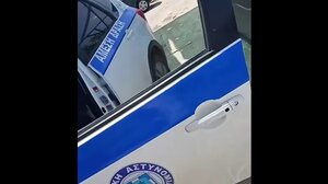 Ηράκλειο: Ρομά μπήκε σε περιπολικό, πήρε το μεγάφωνο και... το έκανε παλιατζίδικο!