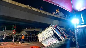 Τροχαίο στην Πέτρου Ράλλη: Η στιγμή που η νταλίκα πέφτει από τη γέφυρα