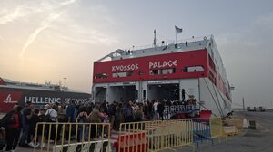 Μαζικά στα πλοία για τον Πειραιά οι φίλοι του ΟΦΗ - Βίντεο και φωτογραφίες 