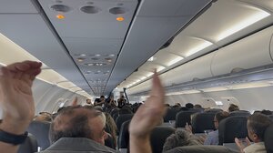 ΟΦΗ: Πανηγυρικό κλίμα στο αεροπλάνο της ομάδας!