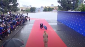 Αλβανία: Ο Έντι Ράμα γονάτισε για να υποδεχθεί τη Μελόνι!